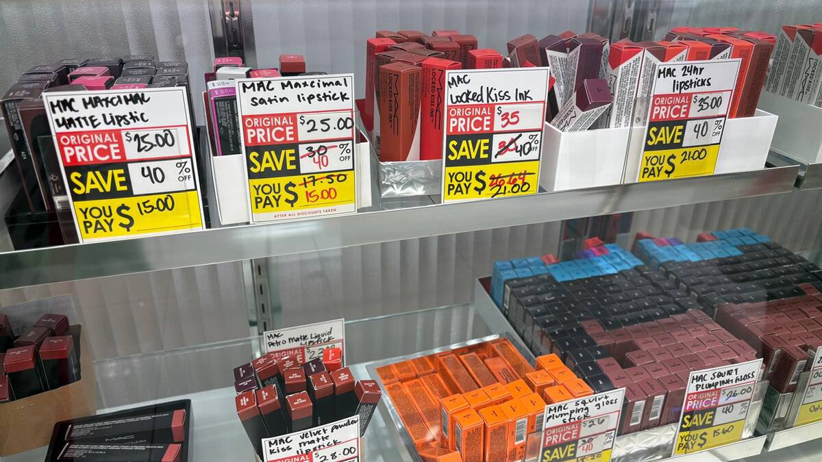 Desde ropa de niños, hasta maquillaje e incluso muebles de la tienda se encuentran con grandes descuentos como del 40%y hasta el 75%.