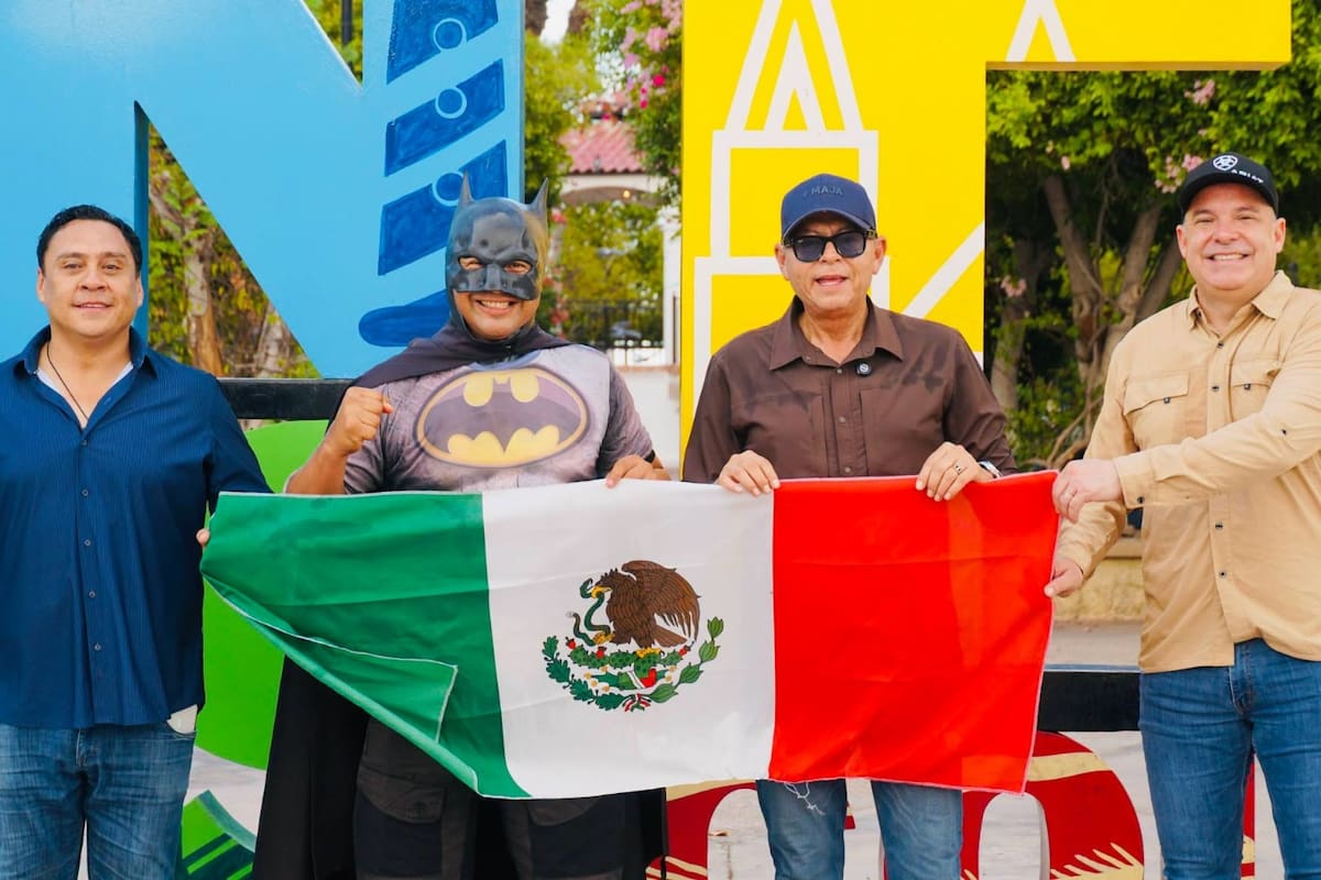 “Batman MX” llega a San Luis Río Colorado tras más de un año recorriendo México a pie