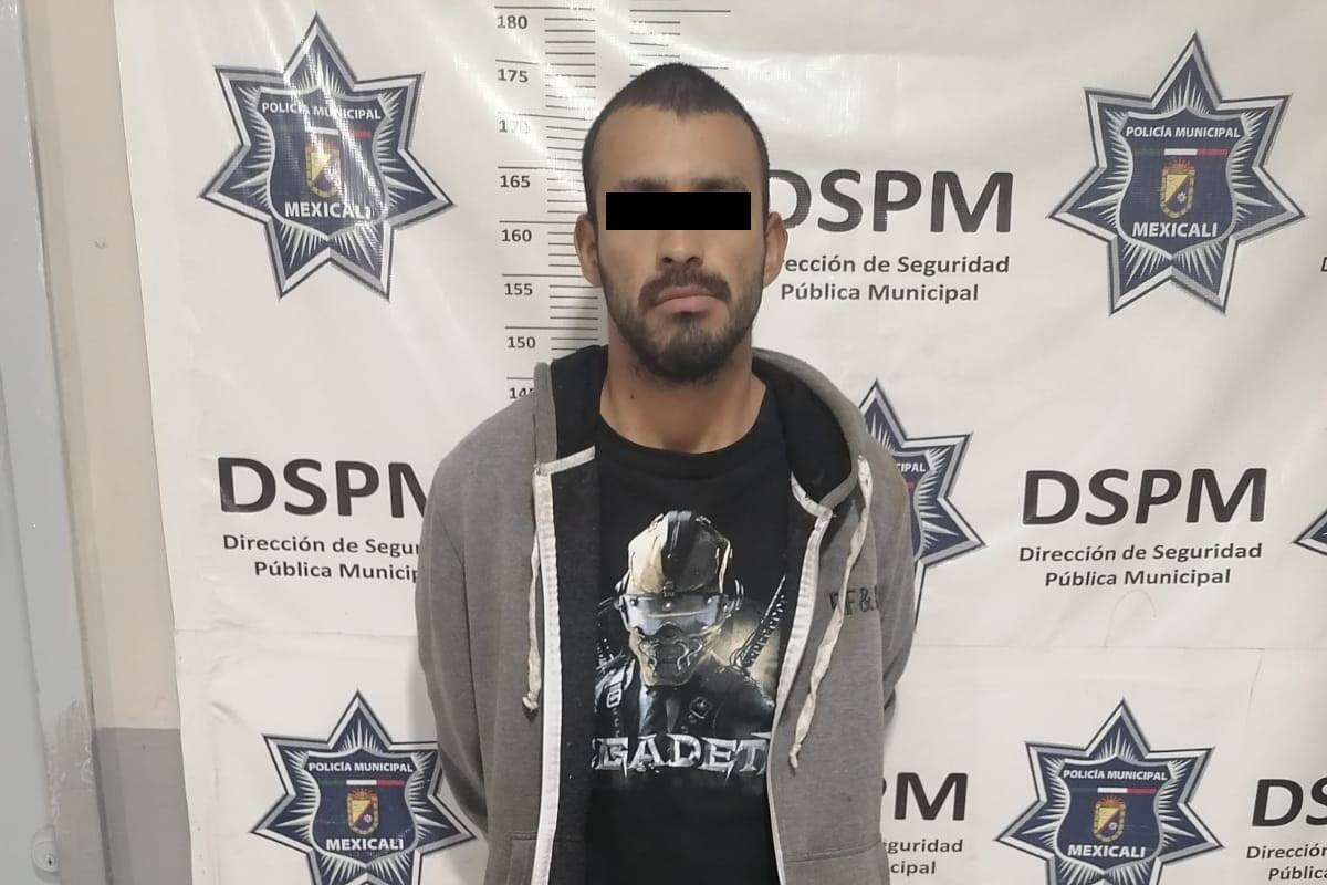 Frustran policías robo en tienda de ropa de Valle del Pedregal