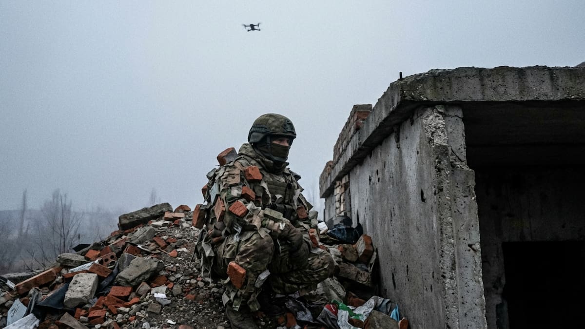La guerra en Ucrania alcanza niveles de surrealismo táctico: Tropas rusas implementan camuflajes que imitan rocas, escombros y cápsulas verticales para intentar sobrevivir a la implacable vigilancia de los drones con cámaras térmicas y sensores infrarrojos