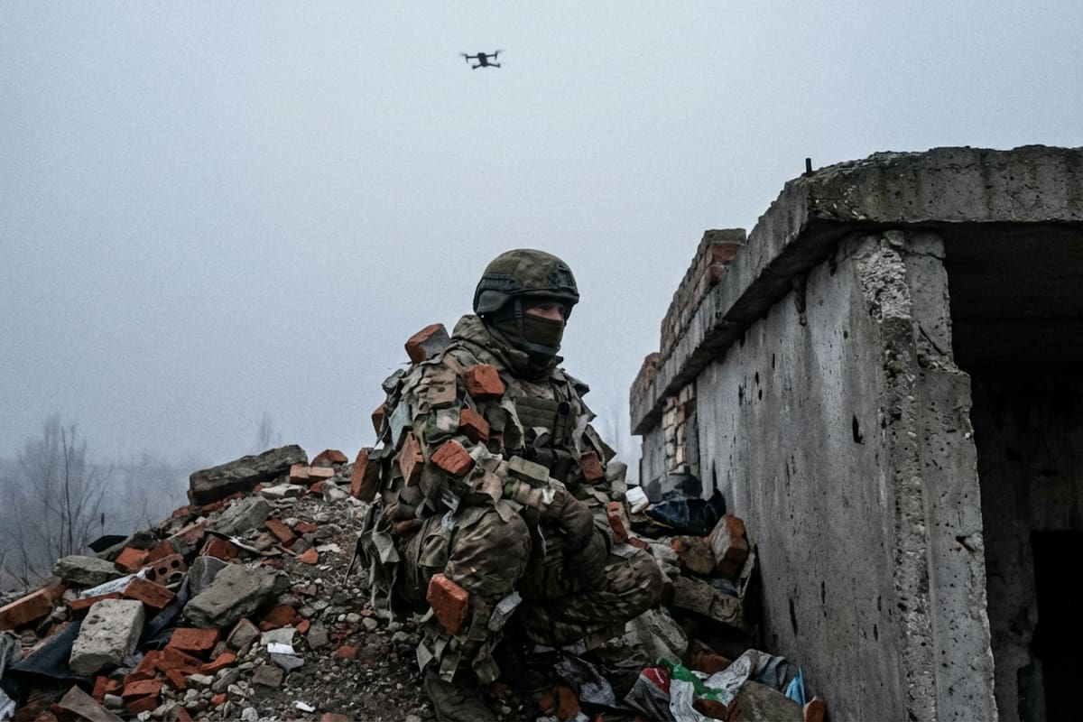 La guerra en Ucrania alcanza niveles de surrealismo táctico: Tropas rusas implementan camuflajes que imitan rocas, escombros y cápsulas verticales para intentar sobrevivir a la implacable vigilancia de los drones con cámaras térmicas y sensores infrarrojos