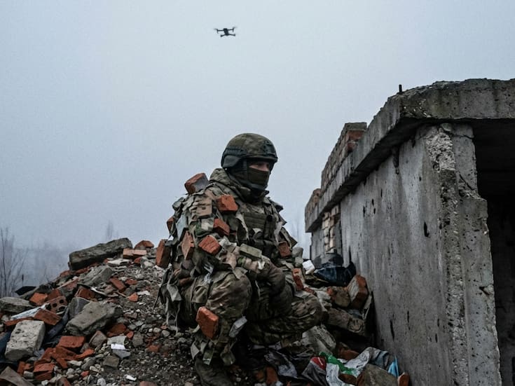 La guerra en Ucrania alcanza niveles de surrealismo táctico: Tropas rusas implementan camuflajes que imitan rocas, escombros y cápsulas verticales para intentar sobrevivir a la implacable vigilancia de los drones con cámaras térmicas y sensores infrarrojos
