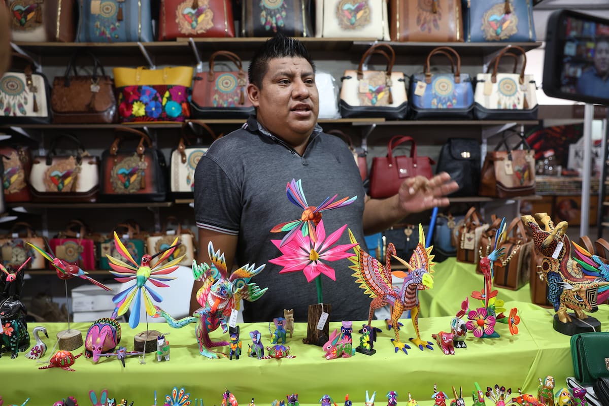 Los alebrijes de madera de copal requieren semanas o meses de trabajo y un artesano de Oaxaca explica por qué invita a colocarlos en los altares del Día de Muertos