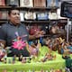 Artesano explica el significado de los alebrijes