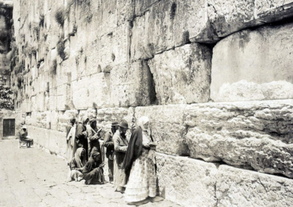 GRAF8352. JERUSALÉN, 04/07/2019.- Fotografía cedida por la Biblioteca Nacional de Israel, donde aparecen personas judías rezando en el Muro Occidental, también conocido como Muro de las Lamentaciones, en la ciudad Vieja de Jerusalén, alrededor de 1880. EFE/Jacob Wahrman Archive -SOLO USO EDITORIAL/NO VENTAS-