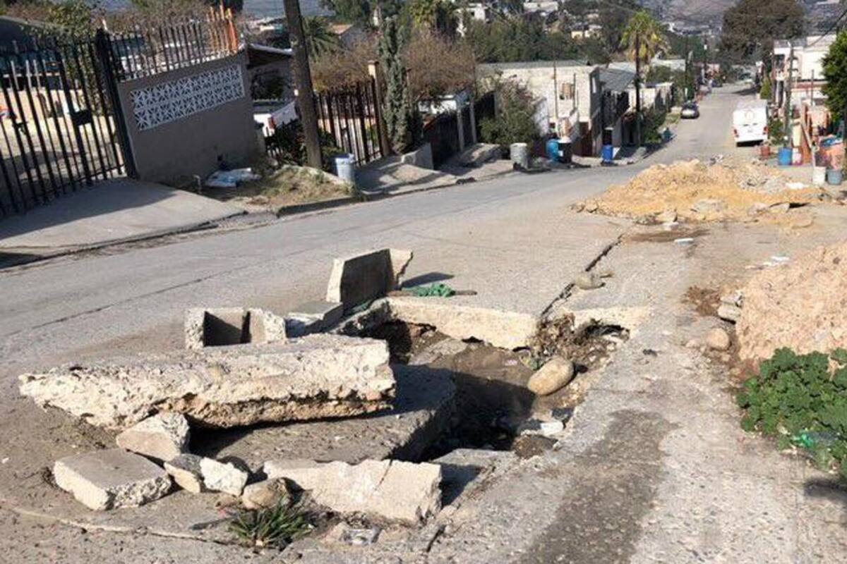 Socavón afecta a habitantes de la colonia Leandro Valle en Tijuana
