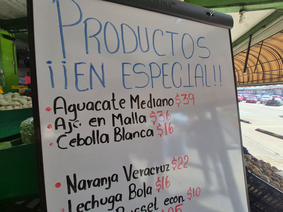 Vendedores locales de frutas y verduras señalaron que esperan mayor movimiento entre viernes y domingo, impulsado por reuniones familiares y precios más bajos que en otras temporadas. Foto: Michelle Castillo