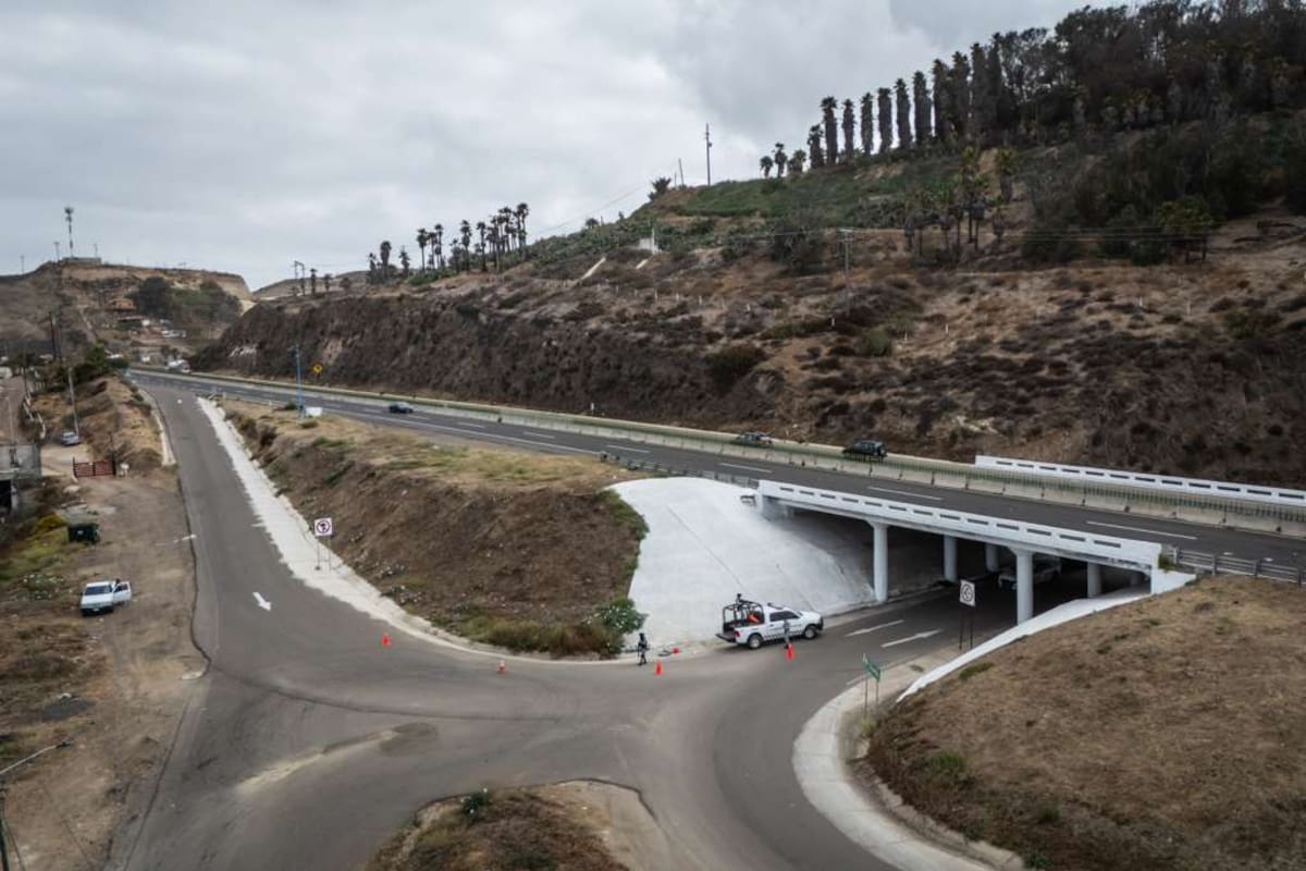 La víctima presentaba heridas por proyectil de arma de fuego y fue localizada a un costado de la vialidad, a la altura del puente de Punta Bandera. Foto: Border Zoom