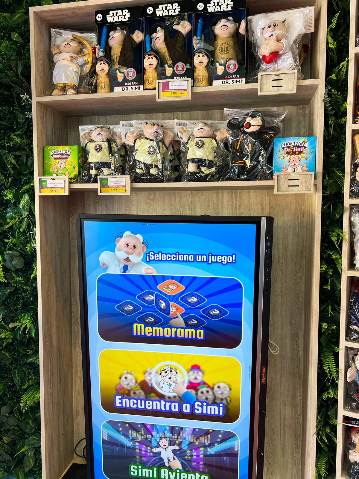 Entre juegos interactivos y una decoración colorida, los visitantes también pueden recorrer una tienda donde se exhiben artículos oficiales del Dr. Simi. Foto: Leonardo Reyes