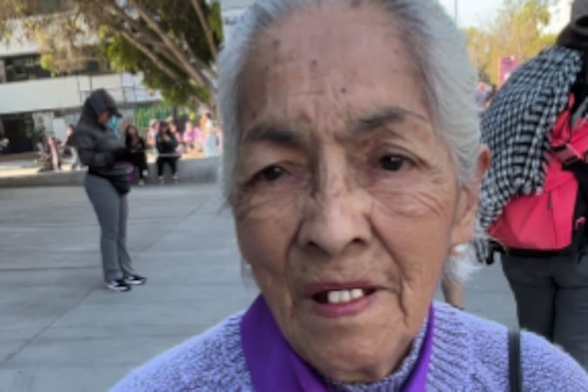 Victoria Vela Villanueva, de 91 años, participa en la marcha del 8M en Tijuana