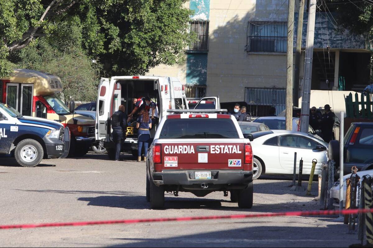 Disparan agentes a hombre armado