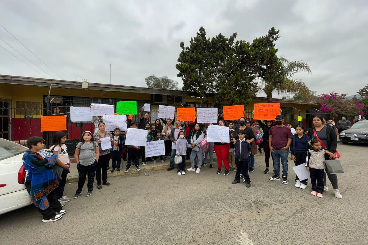 Padres toman escuela en Ensenada y exigen que siga siendo de tiempo completo