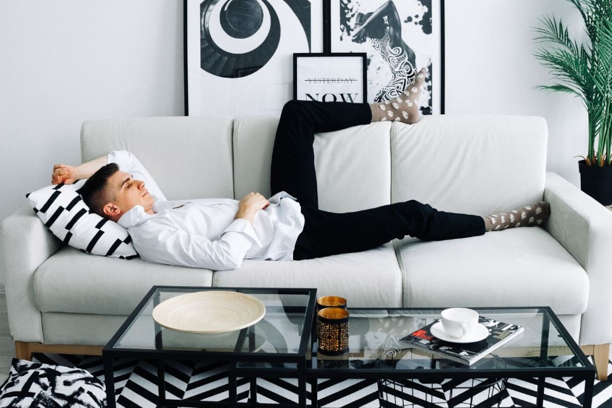 Adiós al sofá de tres plazas: 5 configuraciones modulares que permiten la reorganizar espacios y mejorar la comodidad