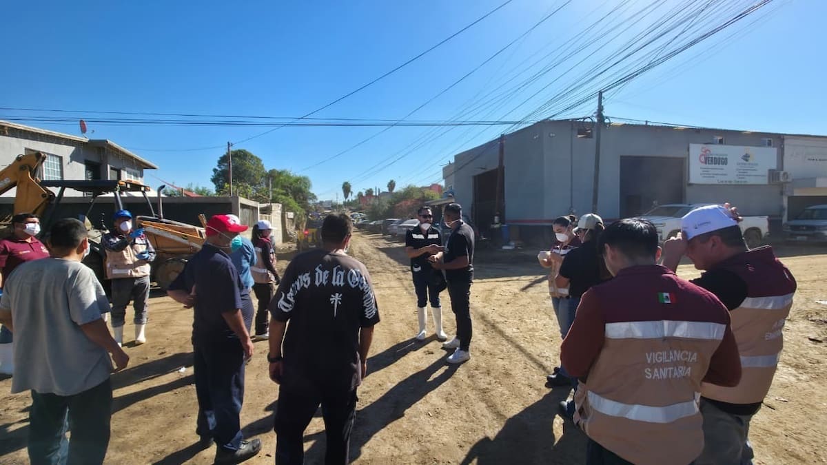 Para frenar brotes de infecciones tras el desbordamiento de arroyos y drenajes por la tormenta 'Rachel', brigadistas de Coepris aplicaron cal apagada y entregaron cloro y plata coloidal en las colonias de Ensenada. Foto: Cortesía