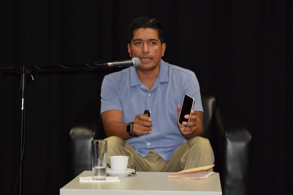 Tecnodependencia aleja a los jóvenes de la lectura, alerta experto en el Cecut