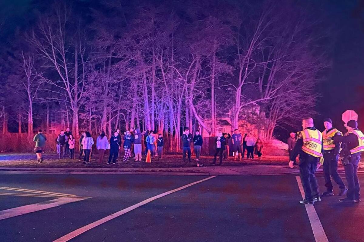 Un bombero muerto y 11 heridos tras enorme explosión en casa de Virginia