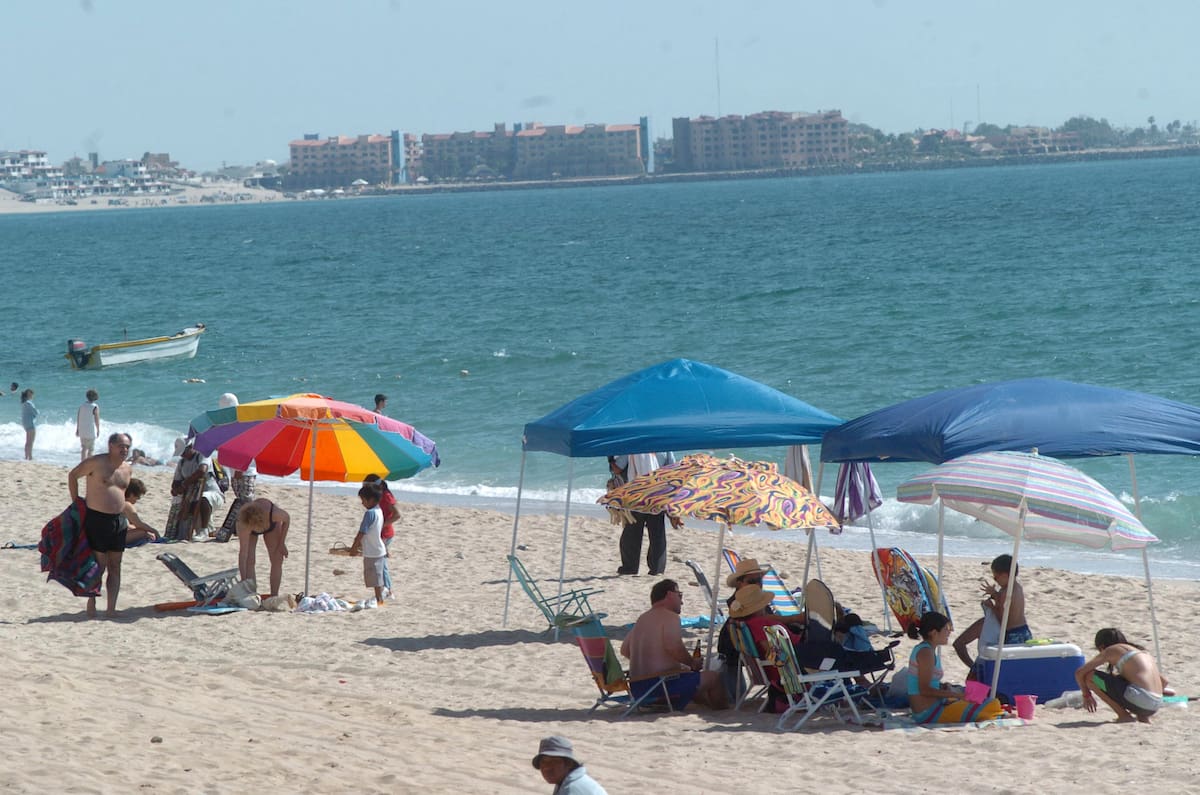 La playa El Veneno, en el sector Miramar de Guaymas, fue una de las dos zonas de Sonora señaladas por Cofepris con presencia microbiológica en el monitoreo de diciembre. FOTO: BANCO DIGITAL