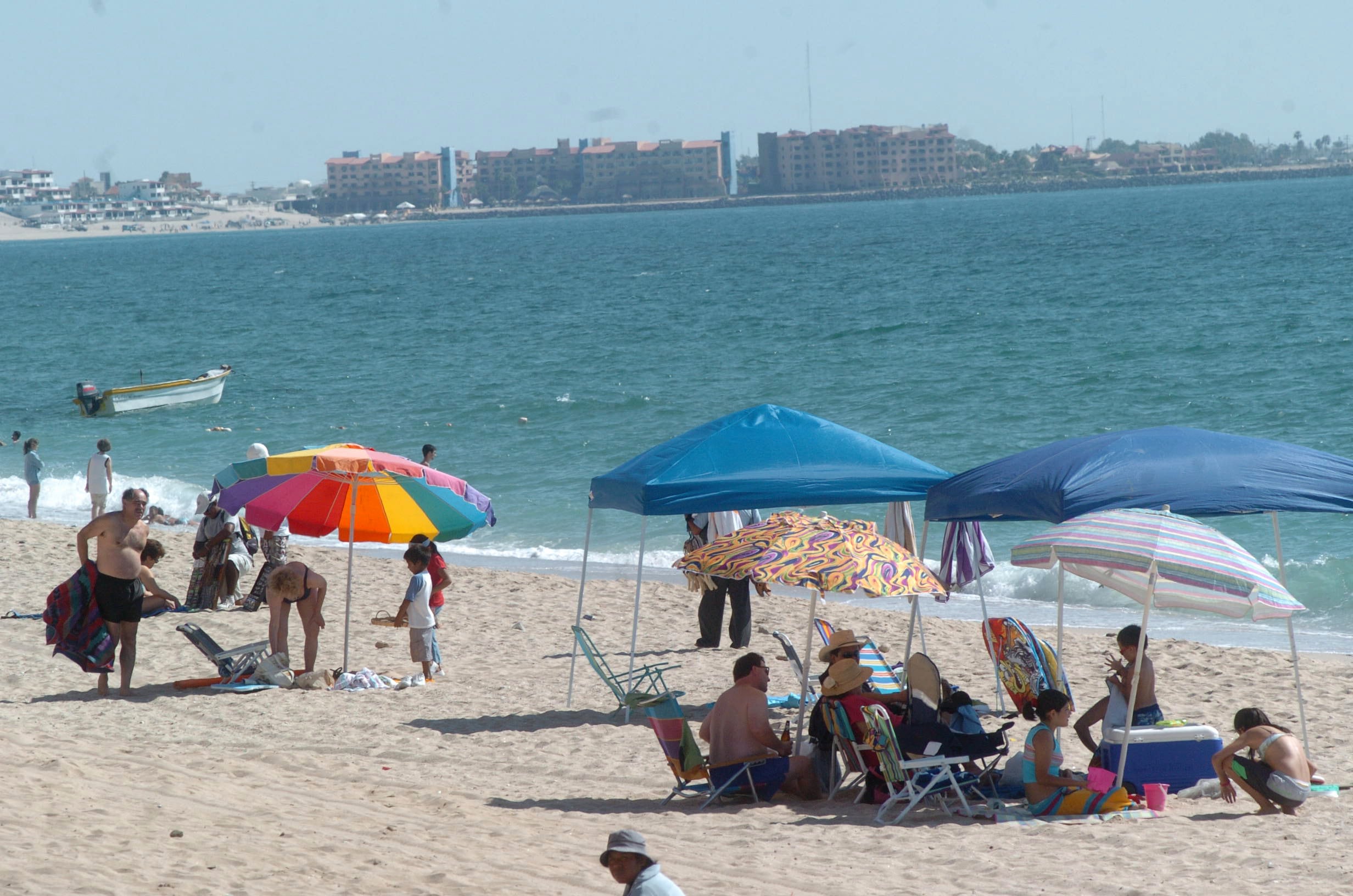 La playa El Veneno, en el sector Miramar de Guaymas, fue una de las dos zonas de Sonora señaladas por Cofepris con presencia microbiológica en el monitoreo de diciembre. FOTO: BANCO DIGITAL