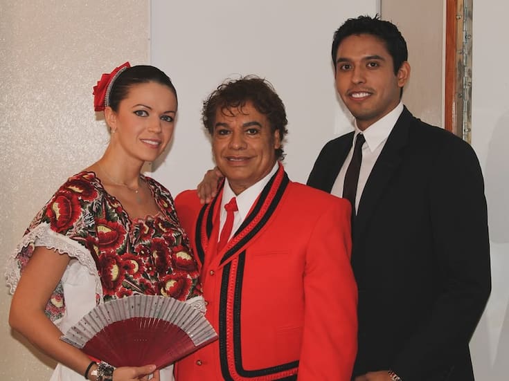 Iván Aguilera, hijo de Juan Gabriel, aparece junto a su familia para el estreno del documental “Juan Gabriel: Debo, puedo y quiero”