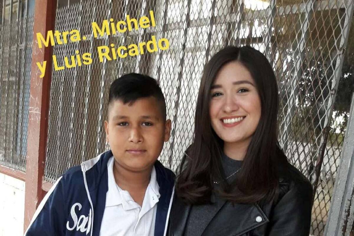 Nadie quería ser su pareja, maestra acompaña a alumno y ganan concurso de San Valentín