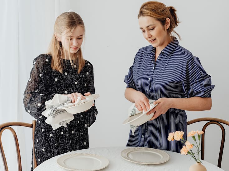 ¿Qué significa cuando alguien siempre ayuda a los meseros? Esto dice la psicología