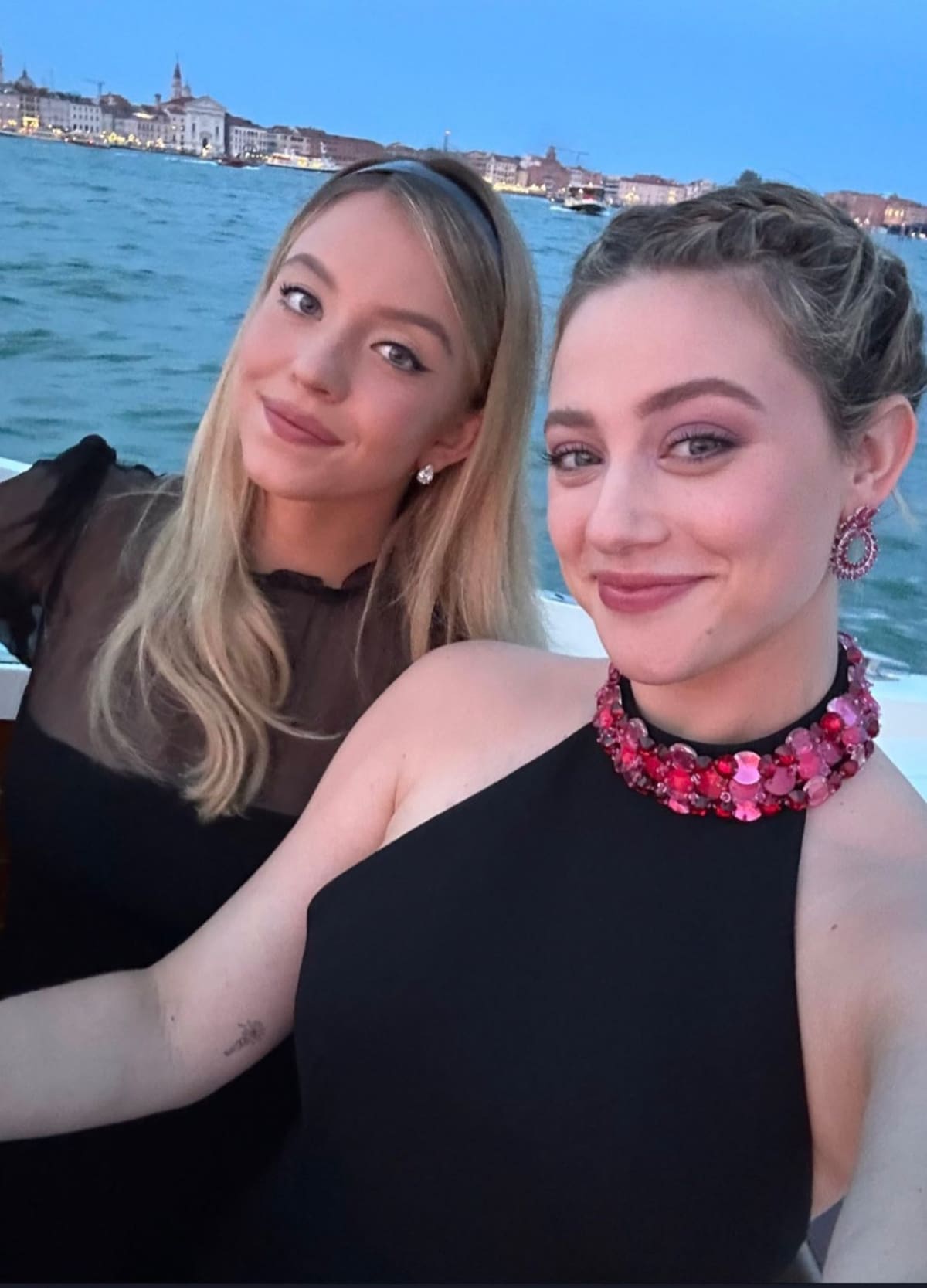 Lili Reinhart muestra su apoyo a Sydney Sweeney, destacando su dedicación y fortaleza ante los comentarios negativos.