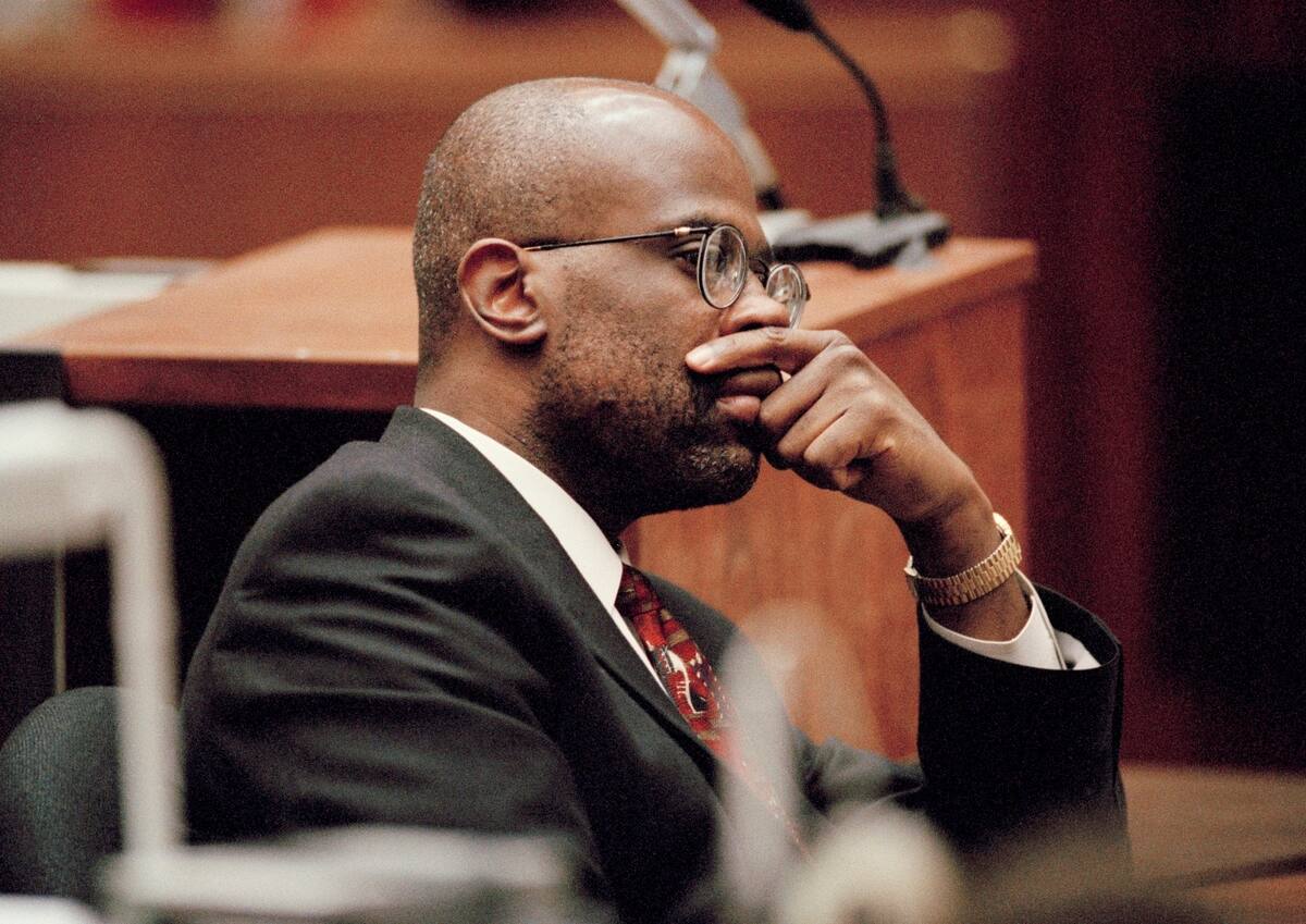 En esta foto del 14 de abril de 1995, el fiscal de distrito adjunto Chris Darden durante el juicio de O.J. Simpson por doble asesinato en Los Angeles. (AP Foto/Kevork Djansezian, Pool, Archivo)