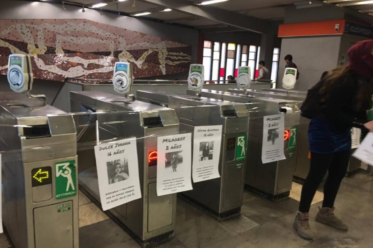 Mujeres liberan torniquetes de estación del metro Taxqueña contra feminicidios