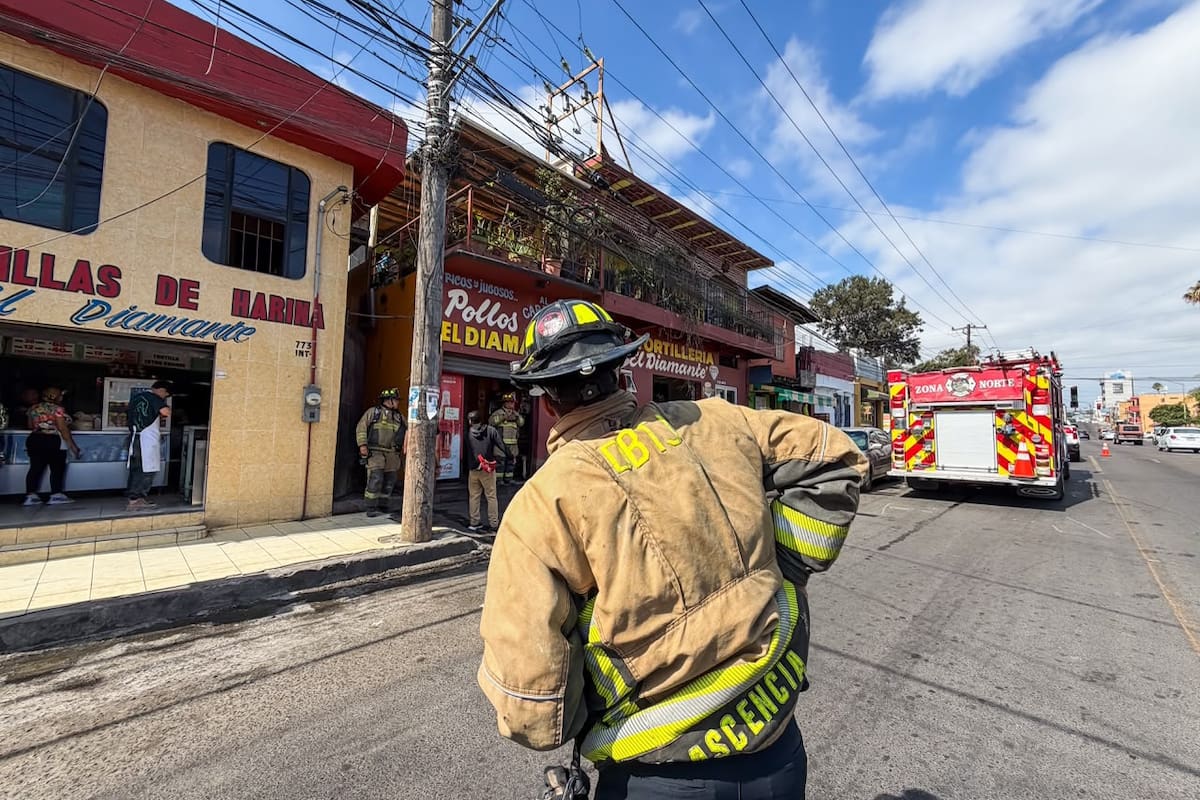 Conato de incendio moviliza a Bomberos a pollería de la colonia Independencia