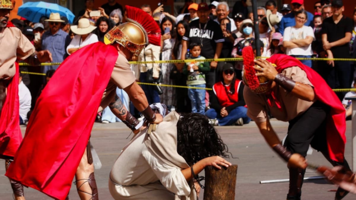 “No me la creía, pero sentí que caminé con el Señor”: Josué, de 18 años, interpretó a Jesús en el Viacrucis de la Catedral de Mexicali y se esforzó en contener las lágrimas