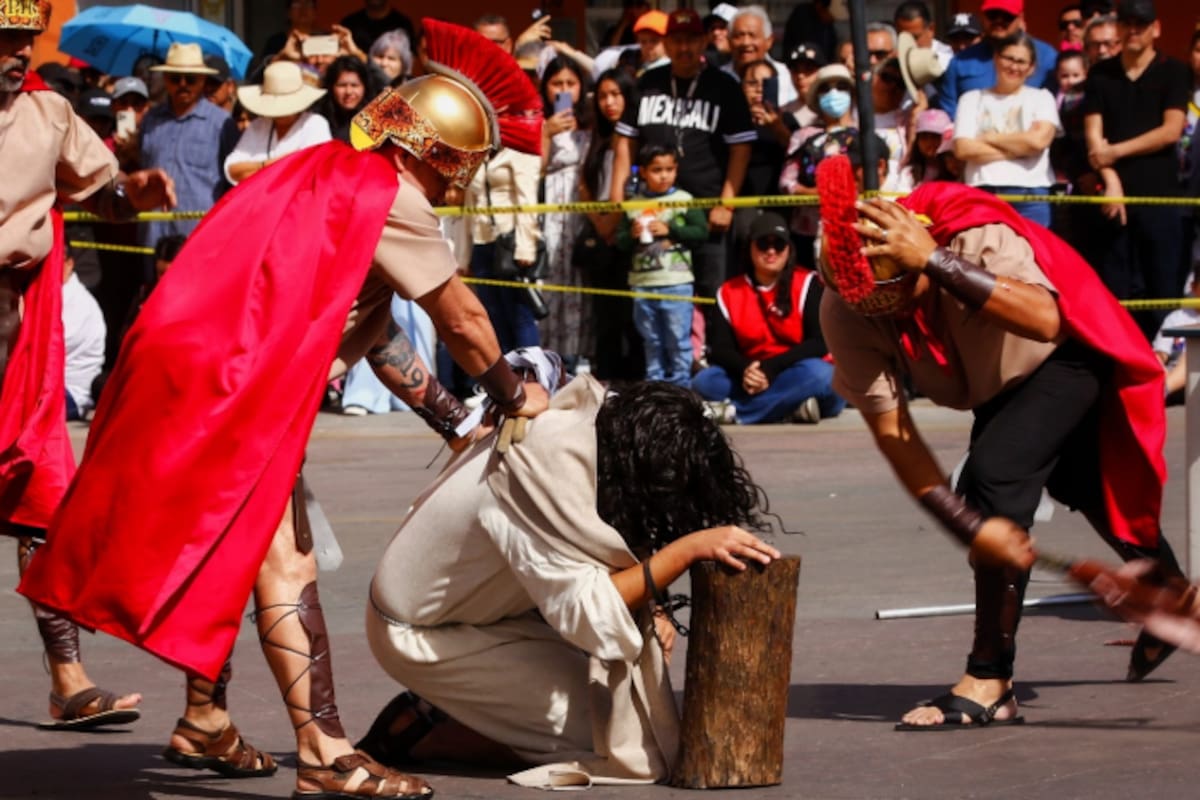 “No me la creía, pero sentí que caminé con el Señor”: Josué, de 18 años, interpretó a Jesús en el Viacrucis de la Catedral de Mexicali y se esforzó en contener las lágrimas