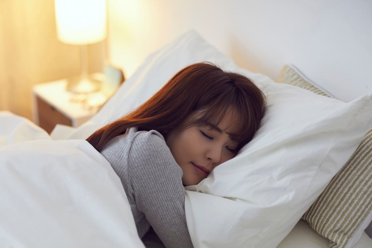 Cómo elegir la almohada adecuada según tu postura al dormir