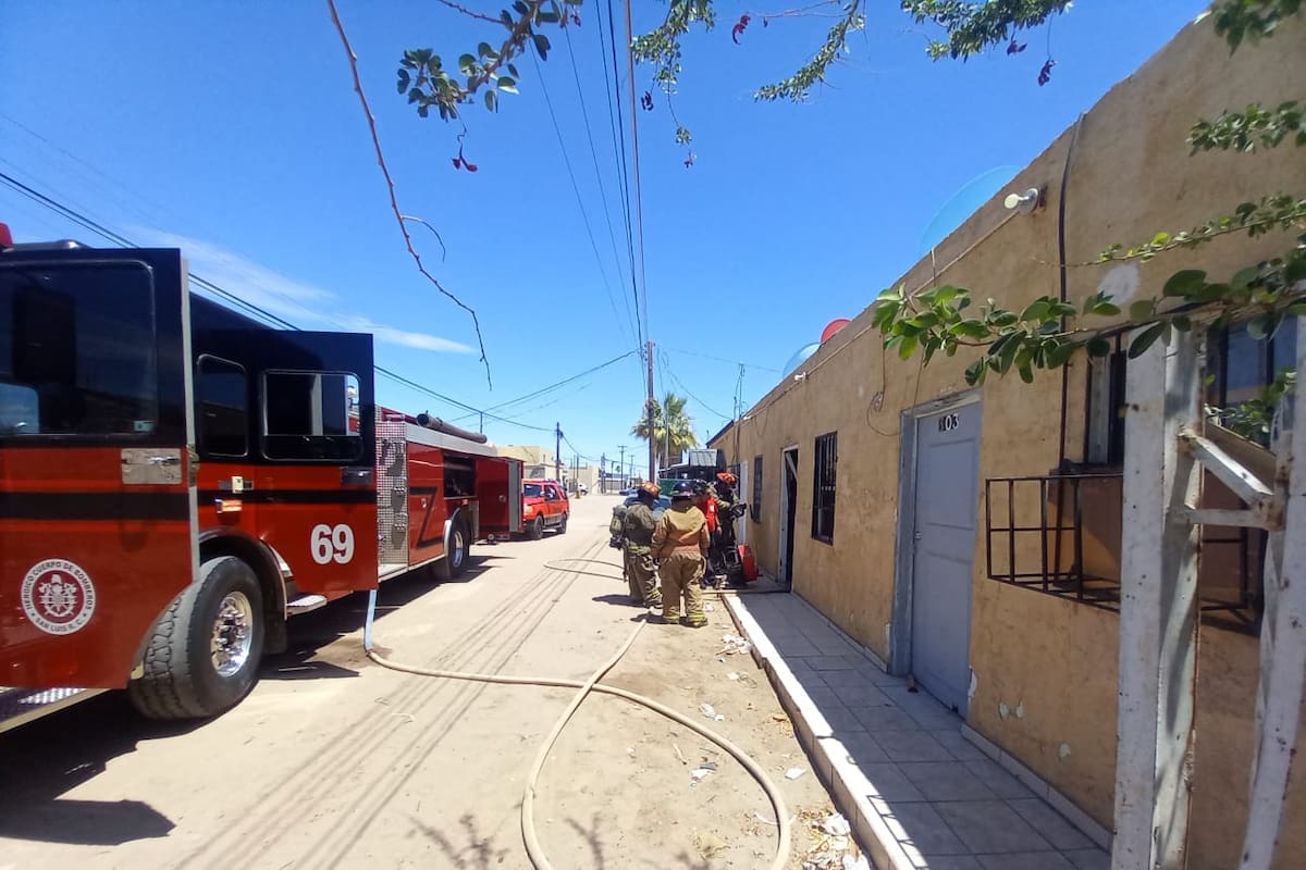 Incendio en cuartería moviliza a Bomberos en SLRC; no hubo personas lesionadas