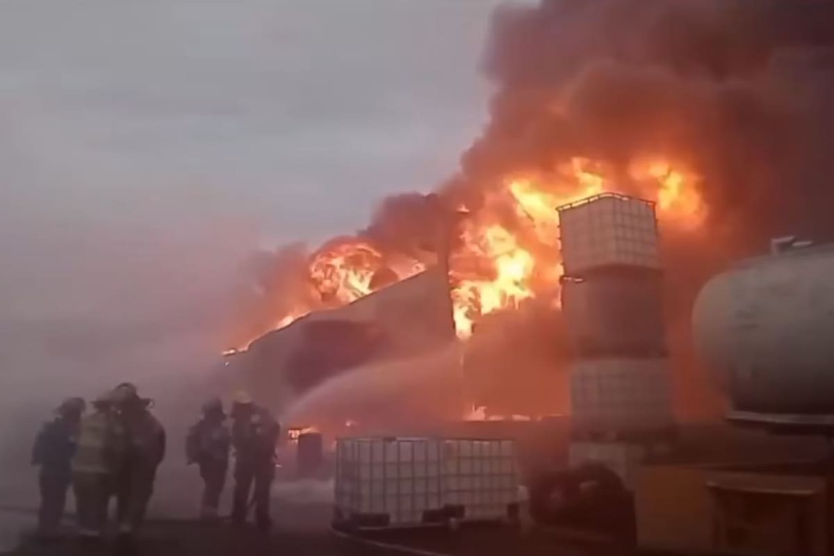 Incendio en planta de aceites moviliza a cuerpos de emergencia en Apodaca, Nuevo León