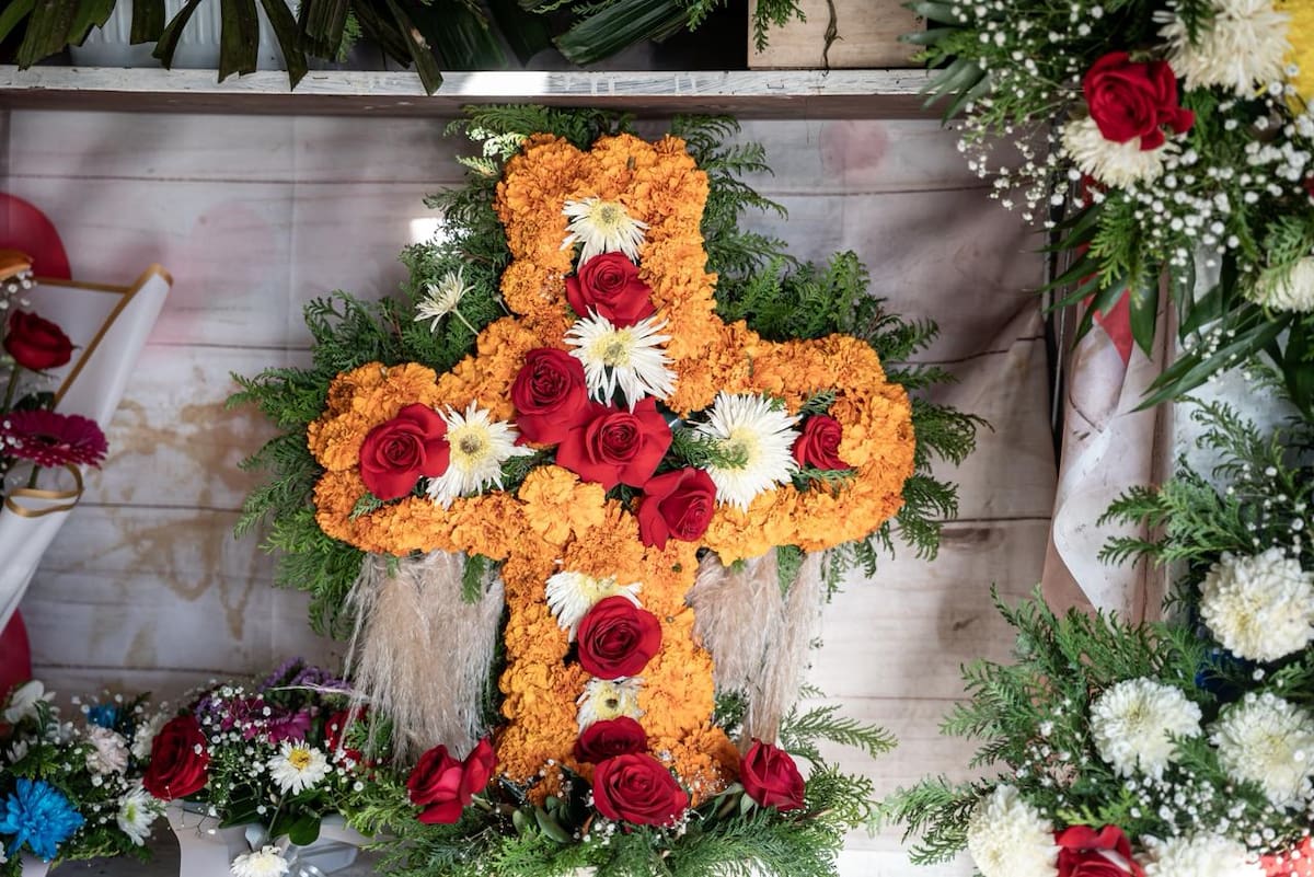El propio INAH señala que existen variaciones regionales y que las ofrendas pueden incluir objetos personales, juguetes en el caso de los niños y otros productos vinculados con la vida de la persona homenajeada. Foto: Border Zoom
