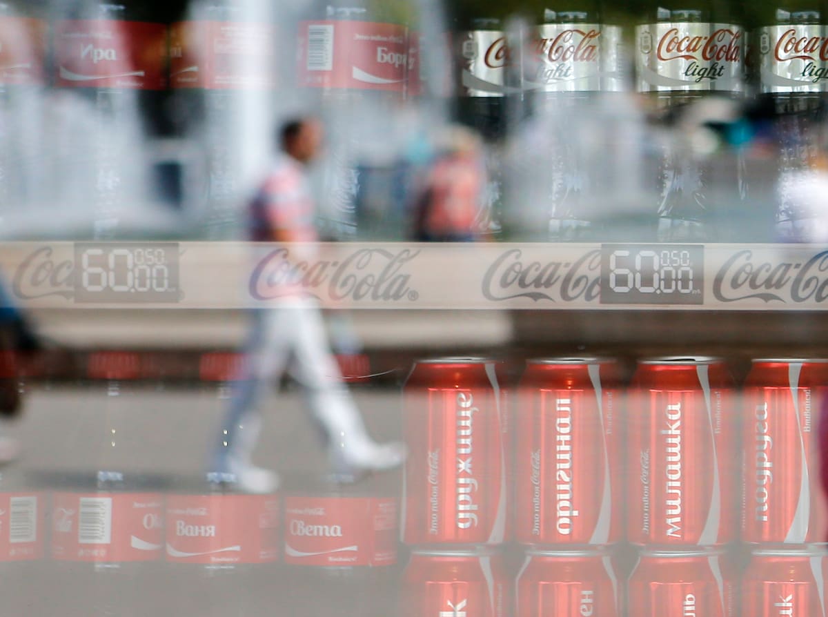 Coca-Cola | Botellas y latas de Coca-Cola, dentro de un refrigerador de una tienda en Moscú. 6 de agosto de 2014. REUTERS/Maxim Shemetov