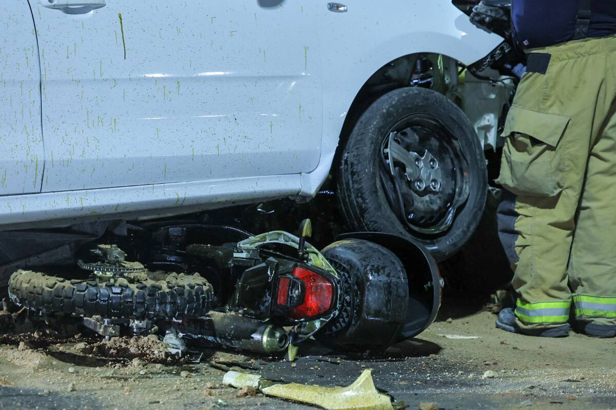 Cuatro autos y una motocicleta estuvieron involucrados en el accidente, la noche del pasado sábado. ELEAZAR ESCOBAR