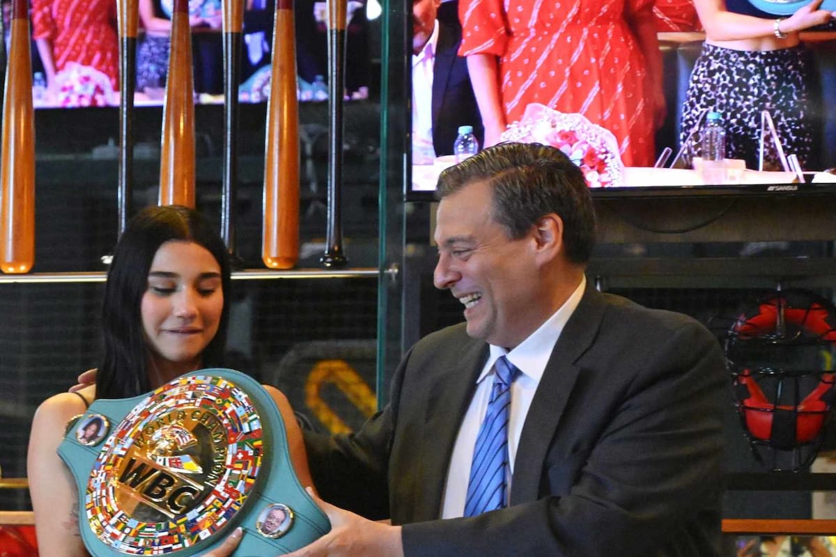 Camila Zamorano recibe el cinturón de campeona mundial