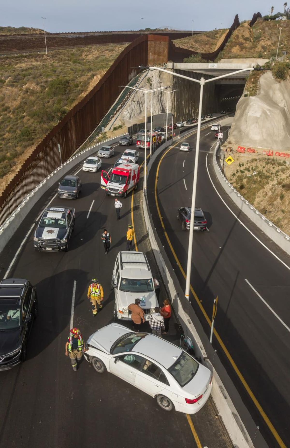 Un accidente entre dos vehículos en el viaducto elevado, a la altura del Cañón del Matadero, dejó una mujer trasladada a un hospital y afectaciones a la vialidad. Foto: Border Zoom