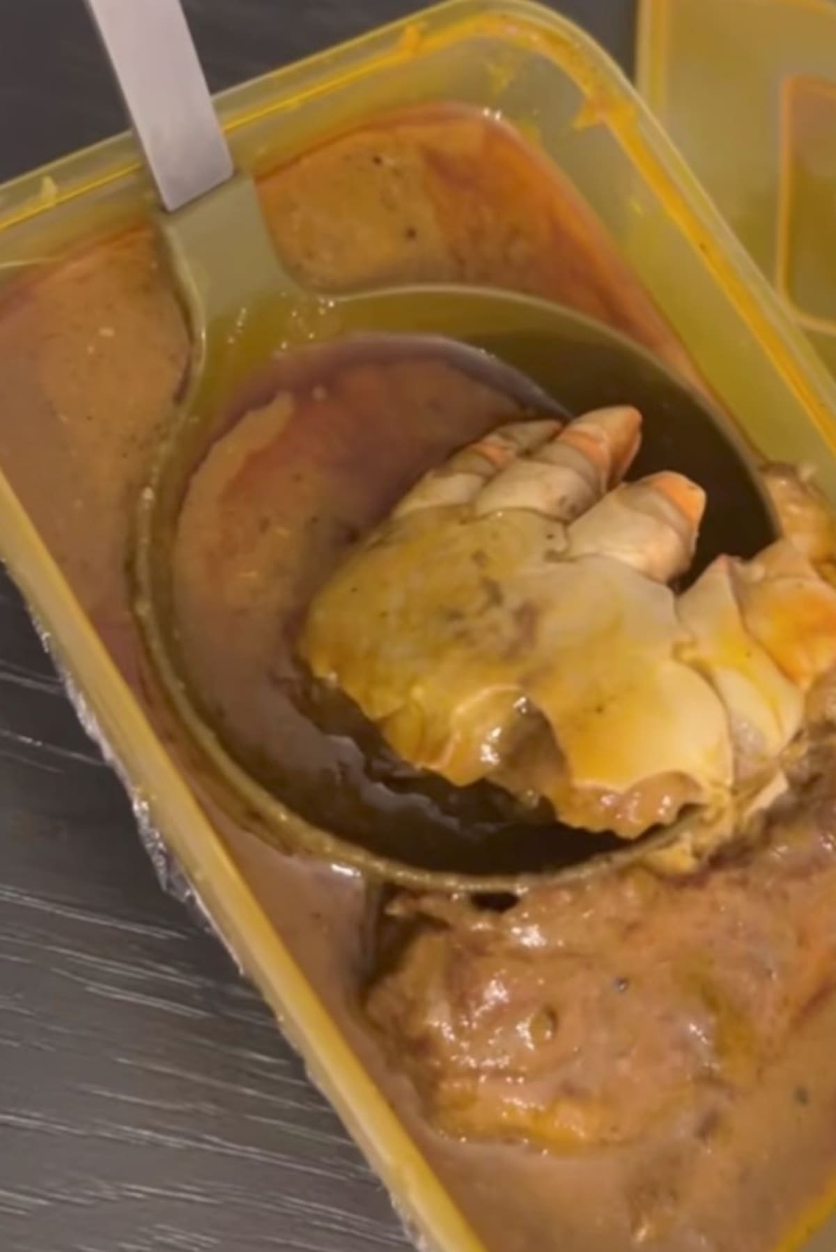 Joven vive noche de terror al confundir cangrejo con un pie humano en un platillo africano solicitado por entrega a domicilio. Foto: TikTok/@mimabnft