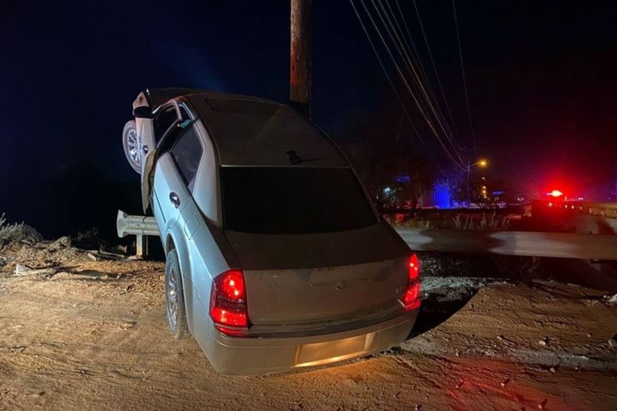 Choca auto y abandona a tripulante