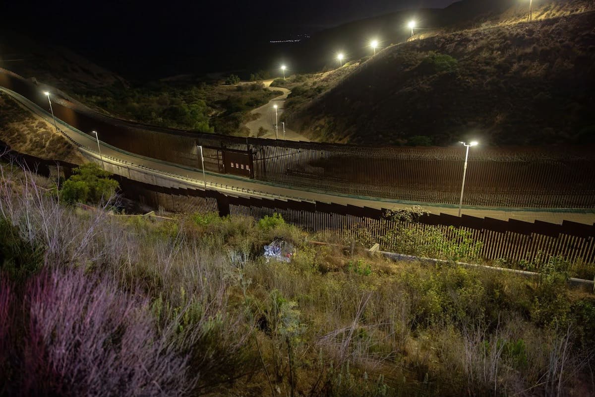 Conductor muere tras caer a barranco de 40 metros en el acceso a Playas de Tijuana