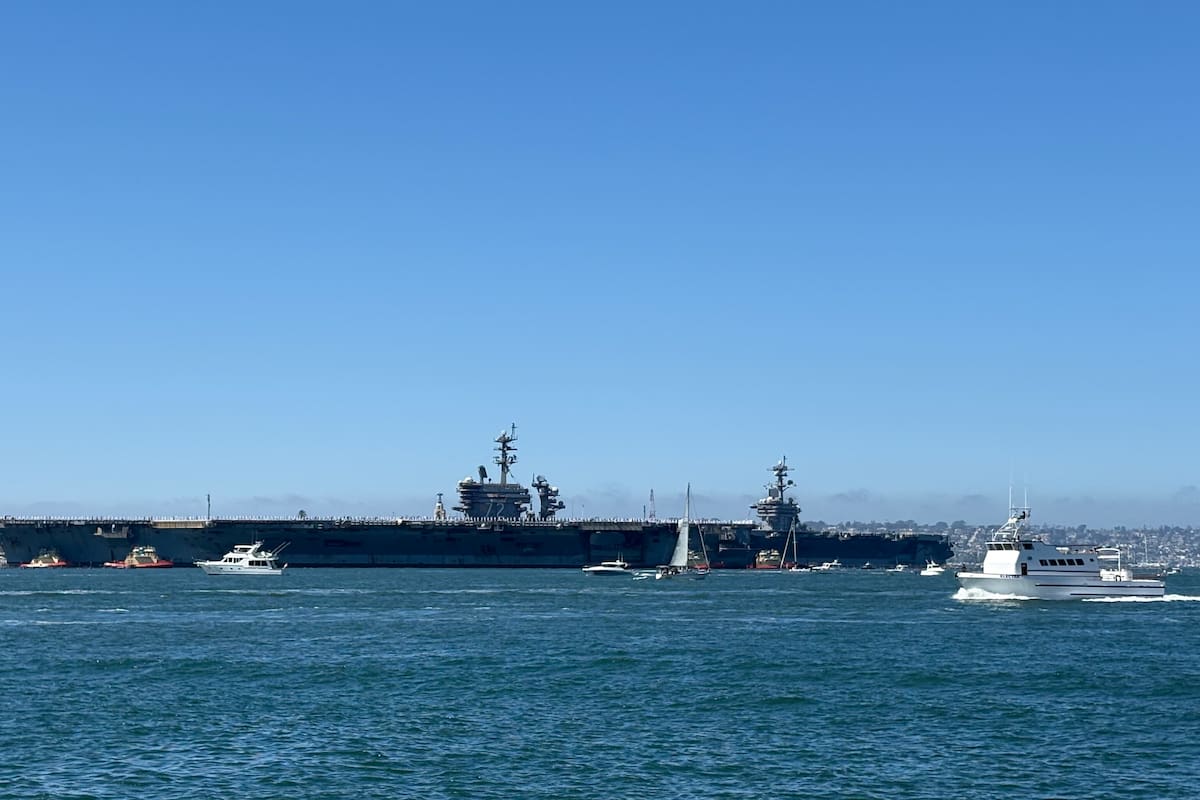 USS Abraham Lincoln regresa a San Diego tras despliegue récord de 322 días