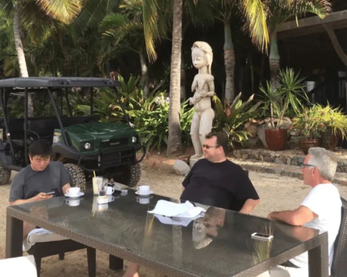 El cofundador de LinkedIn, Reid Hoffman, de 58 años, el 1,560.º más rico del mundo con una fortuna de 2,700 millones de dólares, visitó la isla de Epstein en 2014. Foto: US Department of Justice