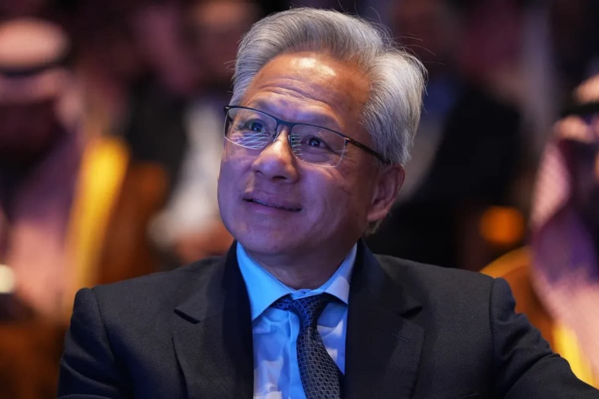 El director ejecutivo de Nvidia, Jensen Huang, escucha al presidente Donald Trump durante el Foro de Inversión Saudi en el Kennedy Center, el miércoles 19 de noviembre de 2025, en Washington. | Crédito: AP/Evan Vucci