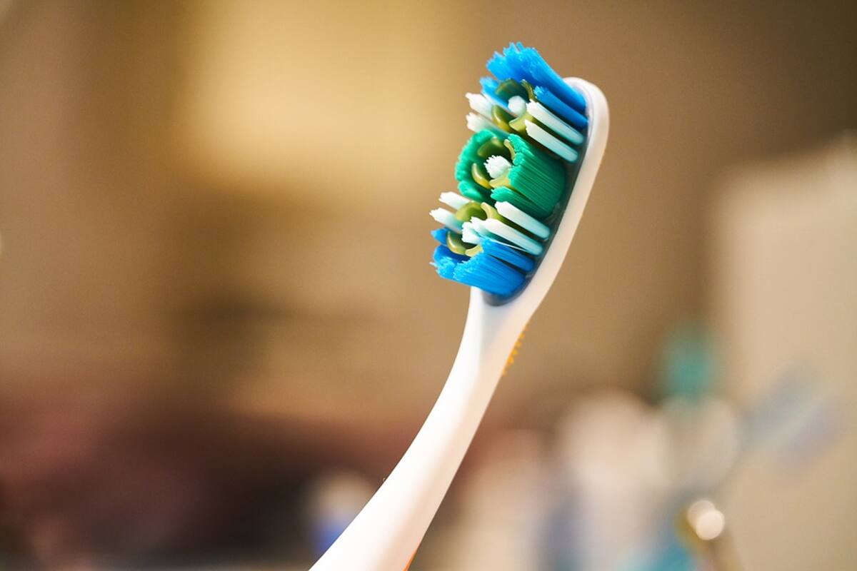 La historia detrás de las bacterias en tu cepillo de dientes