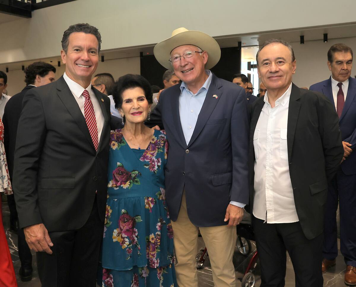Juan Fernando Healy Loera, presidente del Consejo de Administración
de Grupo Healy; Silvia Loera de Healy; Ken Salazar, embajador de EU en
México; y Alfonso Durazo Montaño, gobernador de Sonora.