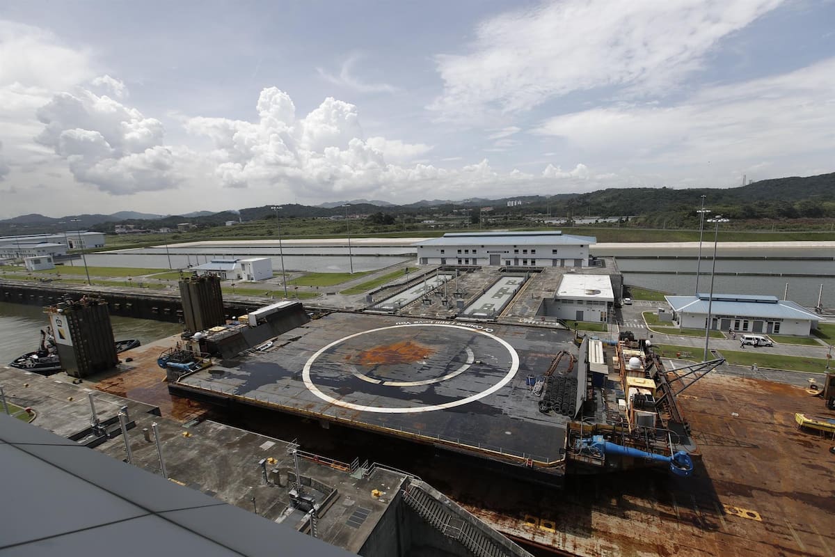 Plataforma de aterrizaje de “SpaceX” pasa por el Canal de Panamá