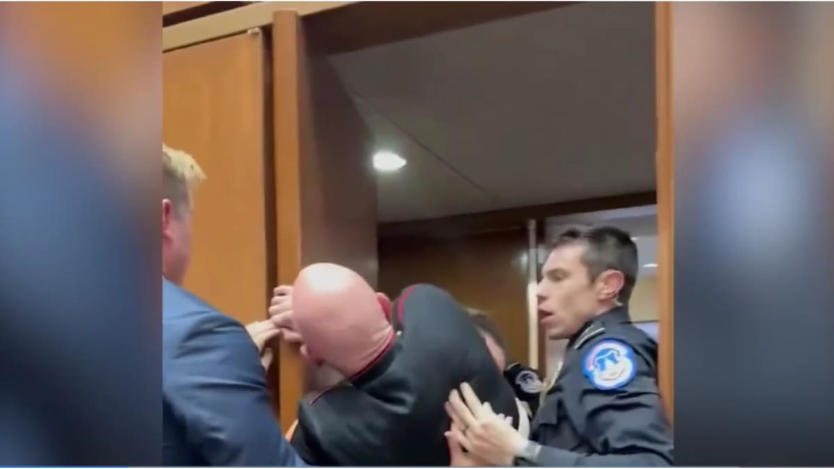 El veterano del Cuerpo de Marines sufrió una fractura en el brazo durante un altercado en el Senado de Estados Unidos. /Captura de pantalla