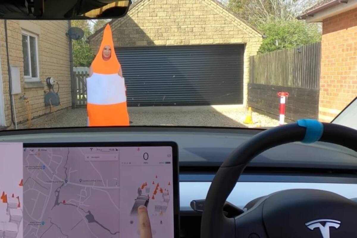 Disfraza a su mujer de cono de tráfico para ver cómo reacciona el Tesla